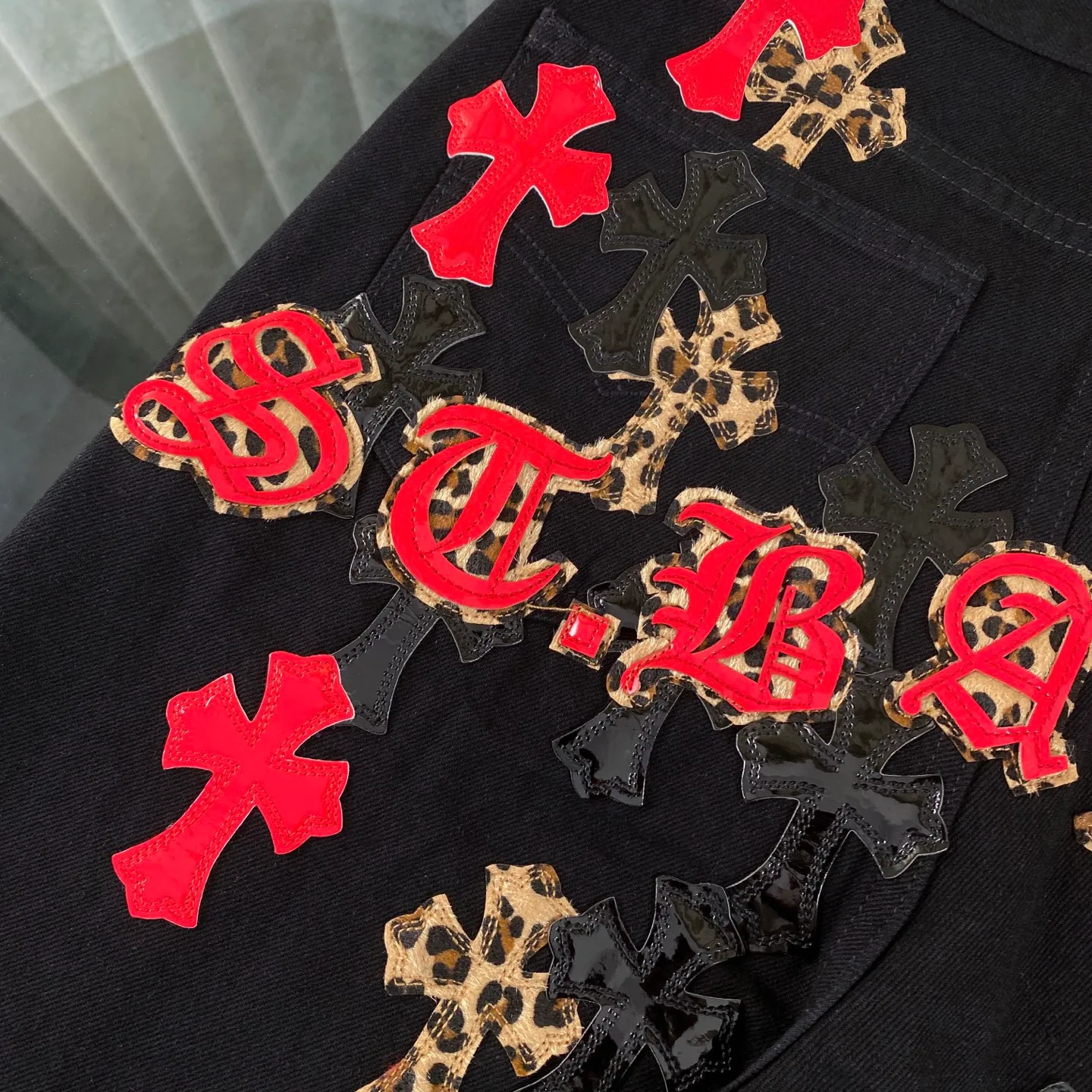 P250 CH Chromehearts St. Bart’s limited edition leopard print bright leather cross patchwork black heavy-duty jeans. The counter price is 34W level. The patchwork cross pattern is embellished and the jeans are washed! ! An absolutely high-end luxury product, a 1.9W-level god-level single product, a super popular product, made by top heavy industry, a magic weapon that cannot be missed! [About Zangyin] This is an extremely luxurious fashion brand that can also be called the aristocracy of the high street. It has always been an exclusive brand for some hipsters or rich second generations. Compared with ordinary high streets, it is more luxurious and noble. Compared with luxury brands, it is more fashionable and individual. It has always been a brand that I have a special liking for. [Top heavy industry fashion design] Consistently high-street luxury style. Speaking of this style, the Zangyin family and GU family are definitely the leading representative brands. Especially the Zangyin family has really achieved a state-of-the-art effect in creating high-street style. The unique washed material is used to create this style. The color system is already quite eye-catching. After it is decorated with patchwork cross flowers, it cleverly highlights the charm of the brand. Secondly, this style uses classic The high-waist cutting design highlights the long legs and fashionable temperament of the upper body. The brand is highly recognizable and the slim fit configuration is more suitable for daily wear. It is a product that interprets personality, fashion, and specifications at a glance. This single product is enough to make any fan excited. It can be a white T-shirt for a youthful college style, or a tight suspender for a royal style. It has strong matching ability and can be easily controlled by men.  [Materials and craftsmanship] Needless to say, this point goes without saying. As an excellent craftsman brand, Zangyin’s requirements for details and craftsmanship are really perfect. The washed color of this model has gone through so many processes, not to mention the embellishment of denim appliques. It is also purely hand-made and sewn. Just like what they believe in, only hand-made things have soul and have the meaning of wear. A top-notch heavy-duty fashionable denim item, I look forward to your perfect interpretation! !  Color: Black Size: 28-36